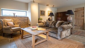TV, fireplace, stereo - The Coach House at Holy Well - sleeps 6 guests  in 3 bedrooms (Southam)