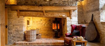The Coach House at Holy Well - sleeps 6 guests  in 3 bedrooms