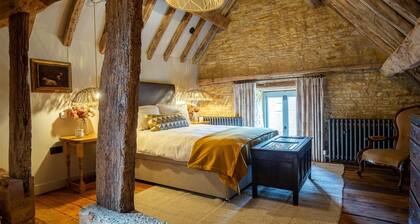 The Stables at Holy Well, Southam- sleeps 4 guests in 2 bedrooms