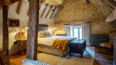 The Stables at Holy Well, Southam- sleeps 4 guests in 2 bedrooms