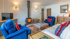 TV, fireplace, stereo - The Old Tractor Shed, Cheltenham - sleeps 12 guests  in 5 bedrooms (Cheltenham)