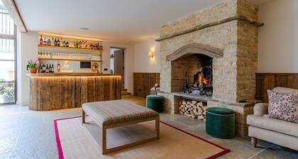 The Old Tractor Shed, Cheltenham - sleeps 12 guests in 5 bedrooms