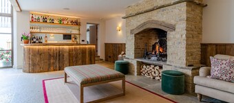 The Old Tractor Shed, Cheltenham - sleeps 12 guests in 5 bedrooms