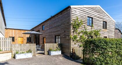 The Old Tractor Shed, Cheltenham - sleeps 12 guests in 5 bedrooms