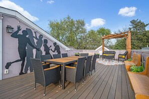 Outdoor dining - Stylish Oasis Near Downtown Nash | Rooftop Views! (Nashville)