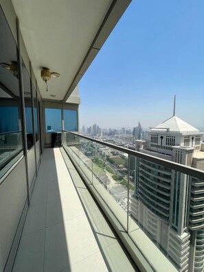 Balcony view - Homes2Retreat 2Bedroom Apt Full Sea View (Dubai)