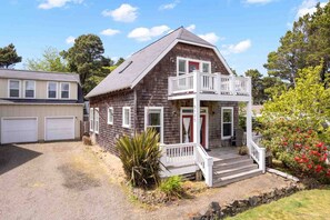 Exterior - Gorgeous Coastal Bella Beach Escape, Pet Friendly, Private Deck w/ Hot Tub, Short Walk to Beach (Depoe Bay)
