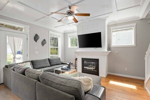 TV, fireplace - Gorgeous Coastal Bella Beach Escape, Pet Friendly, Private Deck w/ Hot Tub, Short Walk to Beach (Depoe Bay)