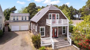 Unclassified image, 4 of 35, button - Gorgeous Coastal Bella Beach Escape, Pet Friendly, Private Deck w/ Hot Tub, Short Walk to Beach (Depoe Bay)