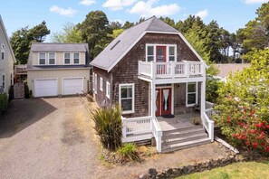 Exterior - Gorgeous Coastal Bella Beach Escape, Pet Friendly, Private Deck w/ Hot Tub, Short Walk to Beach (Depoe Bay)