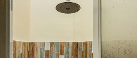 Chambre Double Standard | Salle de bain | Douche, serviettes fournies