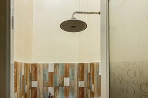 Standard Double Room | Bathroom | Shower, towels