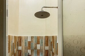 Standard Double Room | Bathroom | Shower, towels