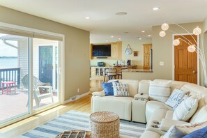 TV, fireplace, DVD player, books