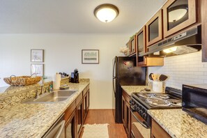 Frigorífico, microondas, horno y placa de cocina