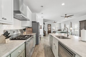 Fridge, microwave, oven, stovetop - Private Heated Pool & Hot Tub - Golf Cart - Steps to Beach - Crystal Beach (Destin)