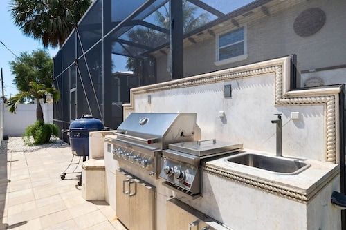 Gorgeous Beach Condo with Pool, Spa, and Bikes