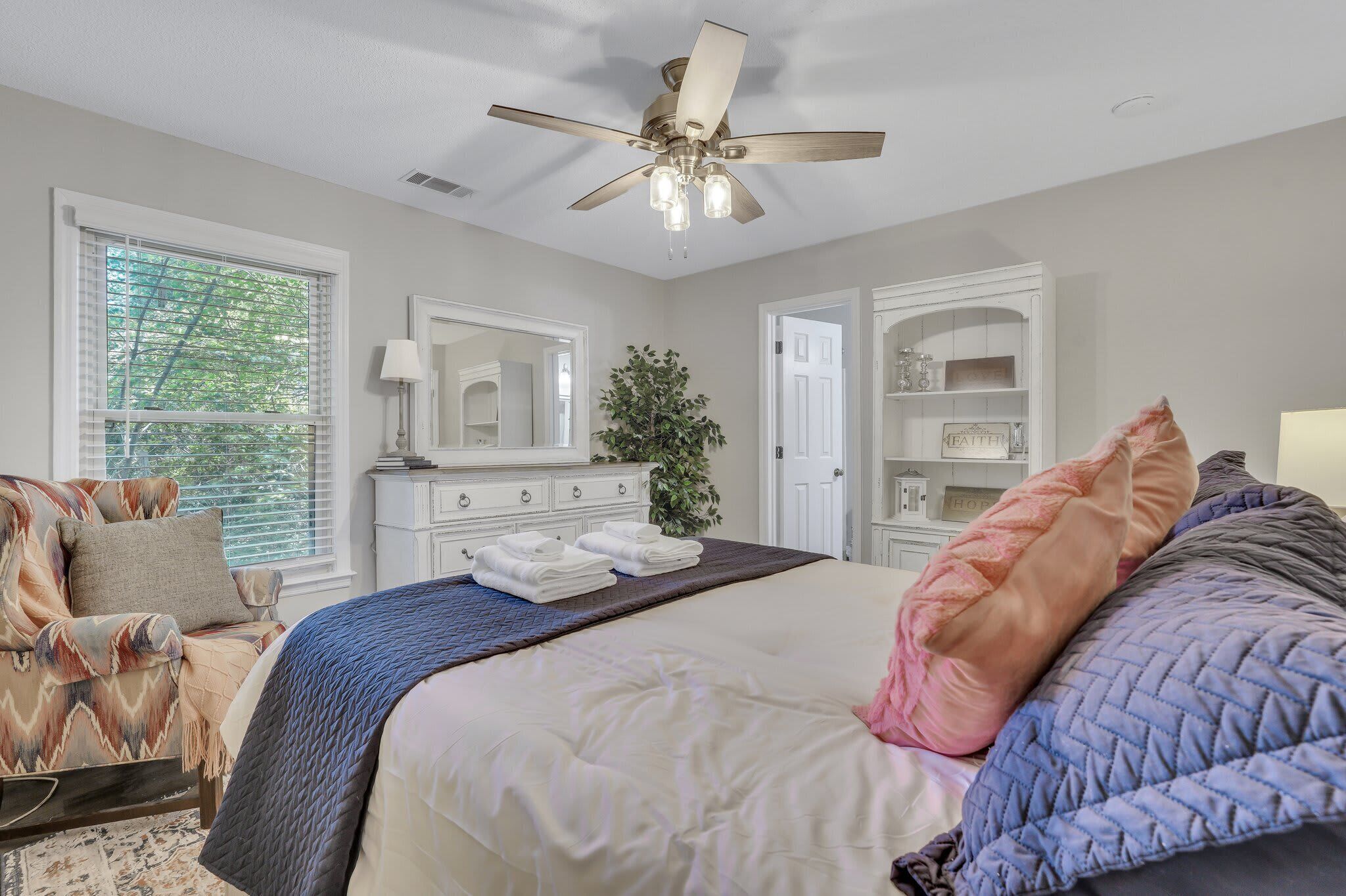 3 chambres, fer et planche à repasser, Wi-Fi, draps fournis