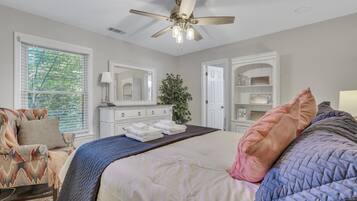 3 chambres, fer et planche à repasser, Wi-Fi, draps fournis