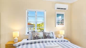 2 kamar tidur, meja kerja, setrika/meja setrika, dan Wi-Fi