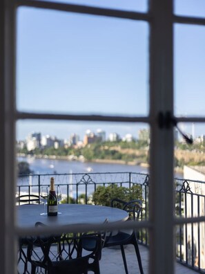 Outdoor dining - Riverside Heritage Château/Convenient/Free carpark (South Brisbane)