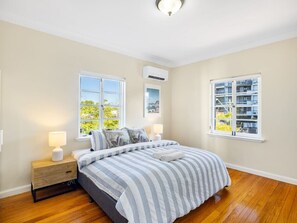 2 bedrooms, desk, iron/ironing board, WiFi - Riverside Heritage Château/Convenient/Free carpark (South Brisbane)