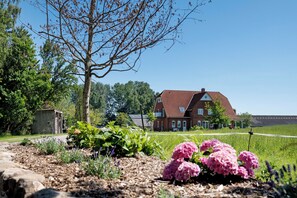 Property grounds - Apartment 'Ferienwohnung Ostwind' with Shared Terrace, Shared Garden and Wi-Fi (Winnemark)