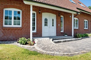 Exterior detail - Apartment 'Ferienwohnung Ostwind' with Shared Terrace, Shared Garden and Wi-Fi (Winnemark)