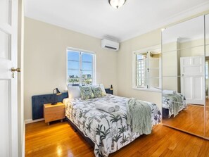 2 bedrooms, desk, iron/ironing board, WiFi - Riverview casa/ walk to Mater & children hospital (South Brisbane)