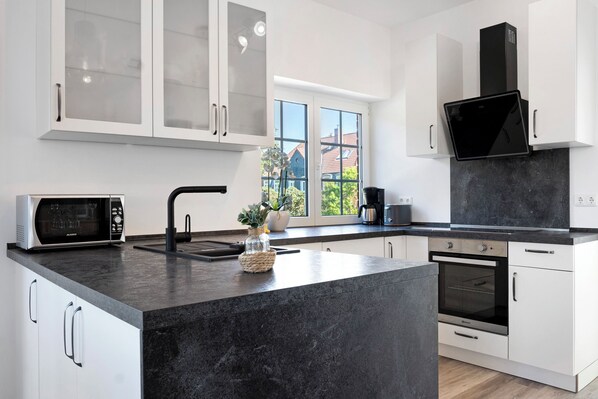 Fridge, microwave, oven, stovetop - Apartment 'Ferienwohnung Schleibrise' with Shared Terrace, Balcony and Wi-Fi (Winnemark)