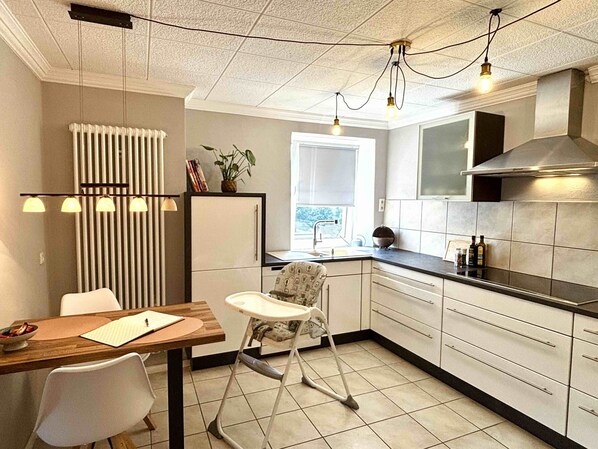 Een koelkast, een magnetron, een oven, een kookplaat
