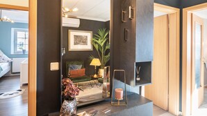 Un baño moderno con un espejo grande, un lavabo y una zona de ducha.