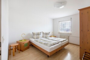 2 slaapkamers, een strijkplank/strijkijzer, gratis wifi, beddengoed