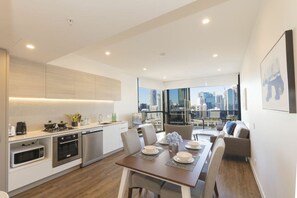 Jääkaappi, mikroaaltouuni, uuni, liesi