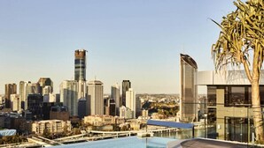 A rooftop pool with a city skyline view, including modern high-rise buildings. - CBD RIVERVIEW 1BD Apt w/Parking/Rooftop pool (South Brisbane)