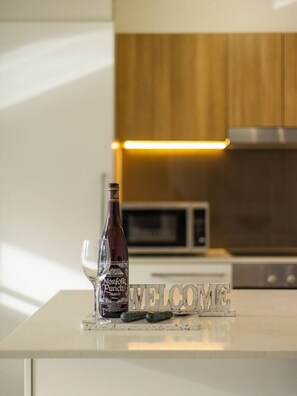 Jääkaappi, mikroaaltouuni, uuni, liesi