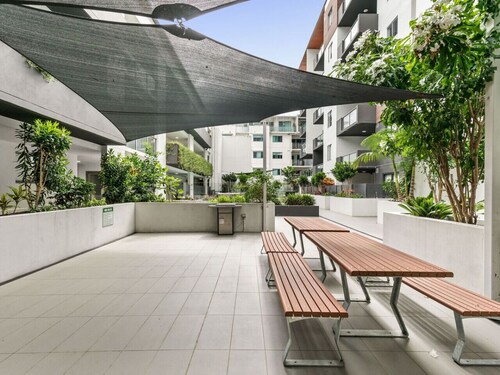 Chic Modern Retreat: 1BR Apt w/ pool@Kelvin Grove
