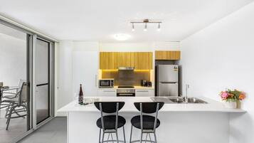 Jääkaappi, mikroaaltouuni, uuni, liesi