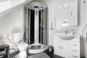 Regadera, secadora de cabello, toallas 