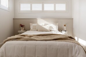 5 bedrooms, desk, iron/ironing board, free WiFi - CreamElegance: Brand-new Luxury 5BR Ex-DisplayHome (Bahrs Scrub)