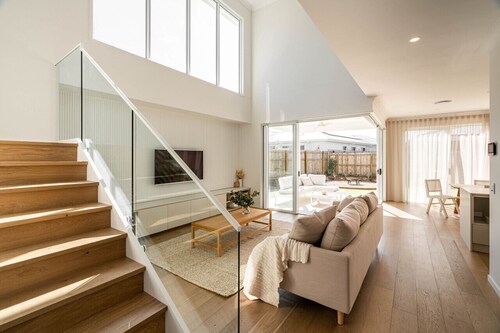 CreamElegance: Brand-new Luxury 5BR Ex-DisplayHome