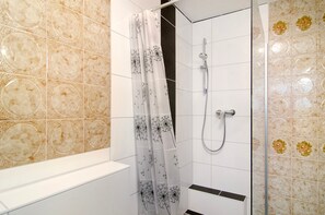 Shower, hair dryer, towels - Apartment 'Ferienwohnung Marie' (Niedereschach)