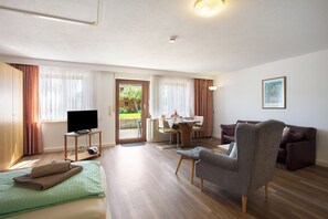 TV - Apartment 'Ferienwohnung 1' with Private Terrace, Balcony and Wi-Fi (Höchenschwand)