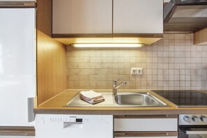 Kjøleskap, ovn, kokeplater og oppvaskmaskin