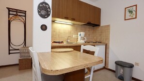 Réfrigérateur, plaque de cuisson, cafetière/bouilloire