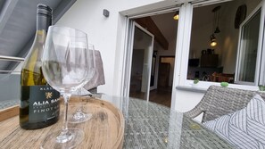Outdoor dining - Apartment 'B' with Mountain View, Wi-Fi and Air Conditioning (Sasbach am Kaiserstuhl)