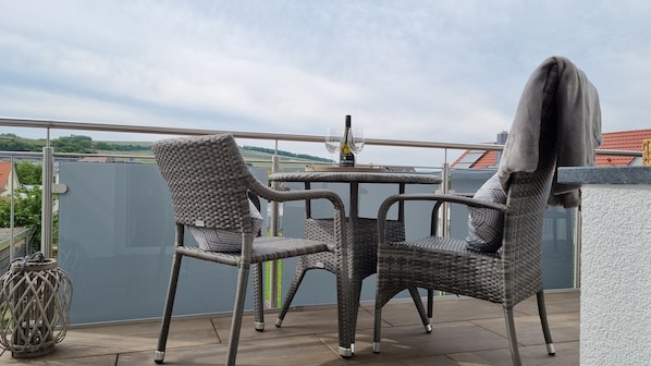 Outdoor dining - Apartment 'A' with Mountain View, Wi-Fi and Air Conditioning (Sasbach am Kaiserstuhl)