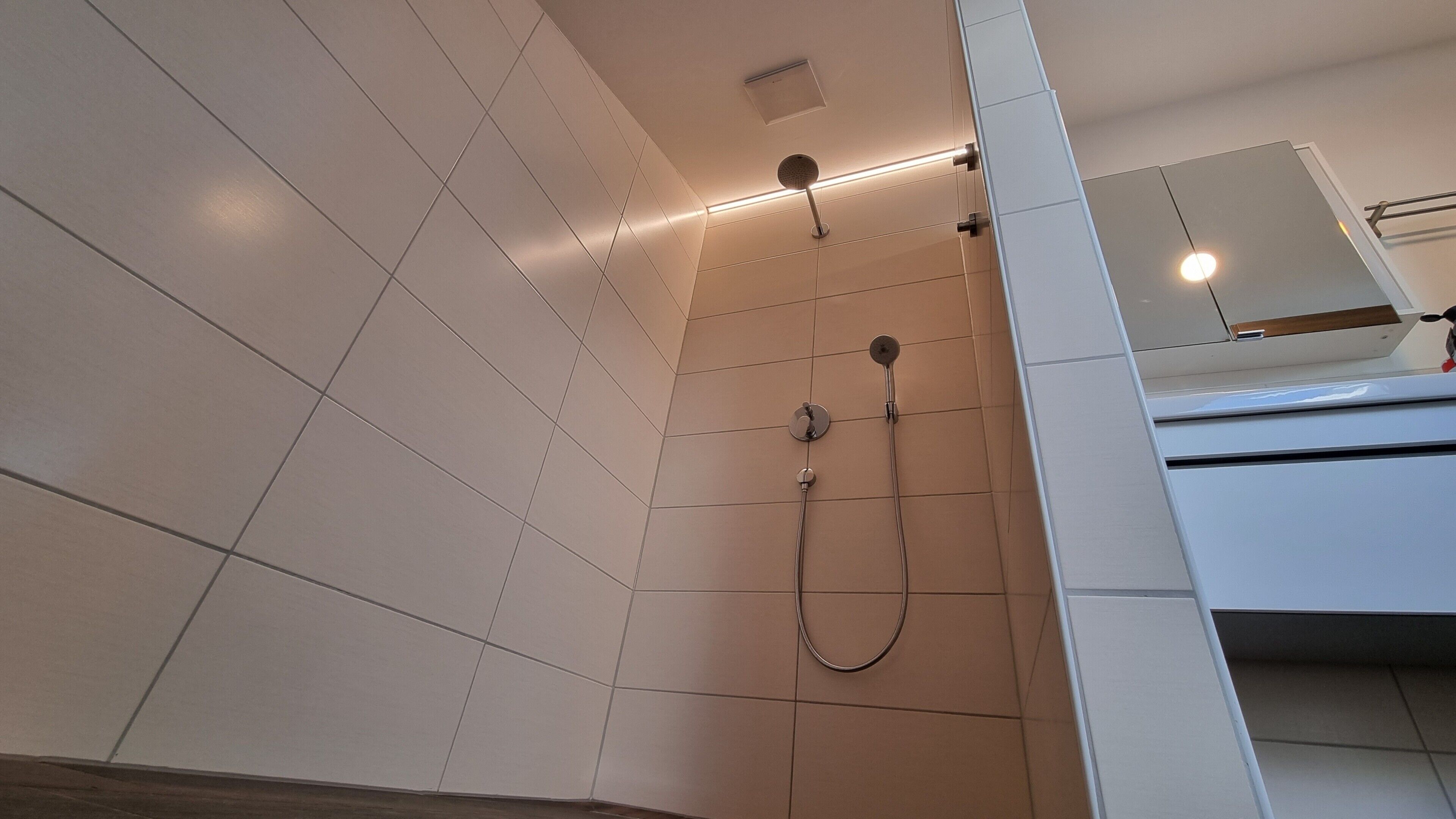 Dusche, Haartrockner, Handtücher