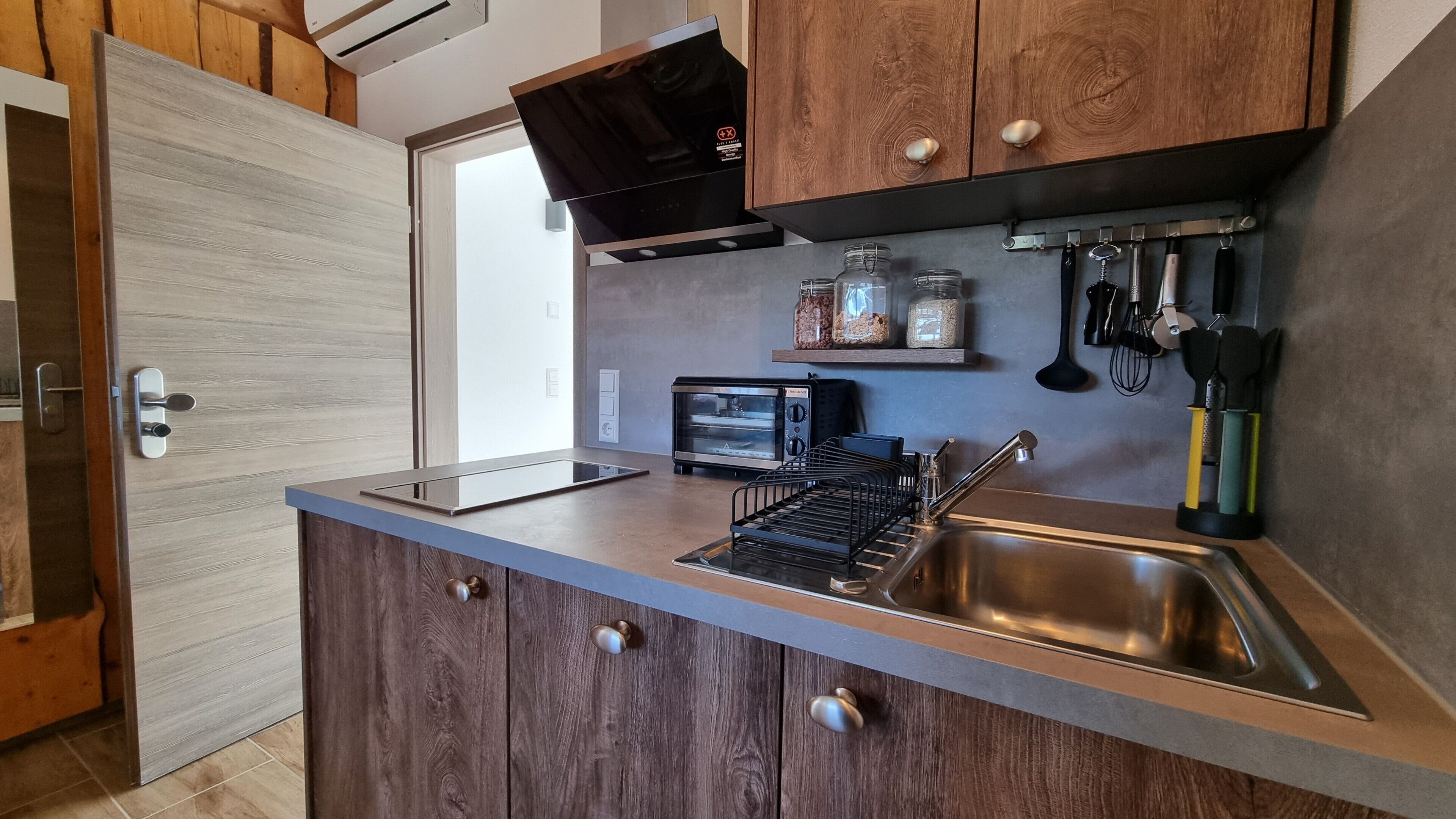 Refrigerador, microondas, placa de cocina, lavavajillas