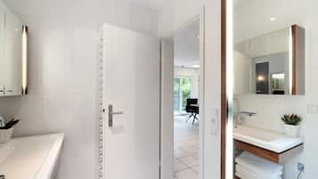 Douche, articles de toilette gratuits, sèche-cheveux